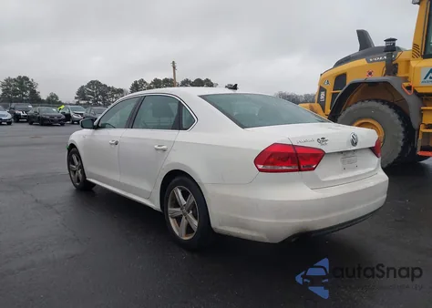 2014 Volkswagen Passat 1.8T Wolfsburg Edition z USA, uszkodzony, nr VIN 1VWAT7A3XEC036584